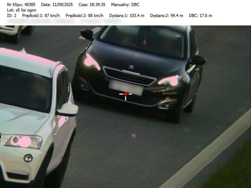 Odstęp między pojazdami - policja robi zdjęcia kierowcom
