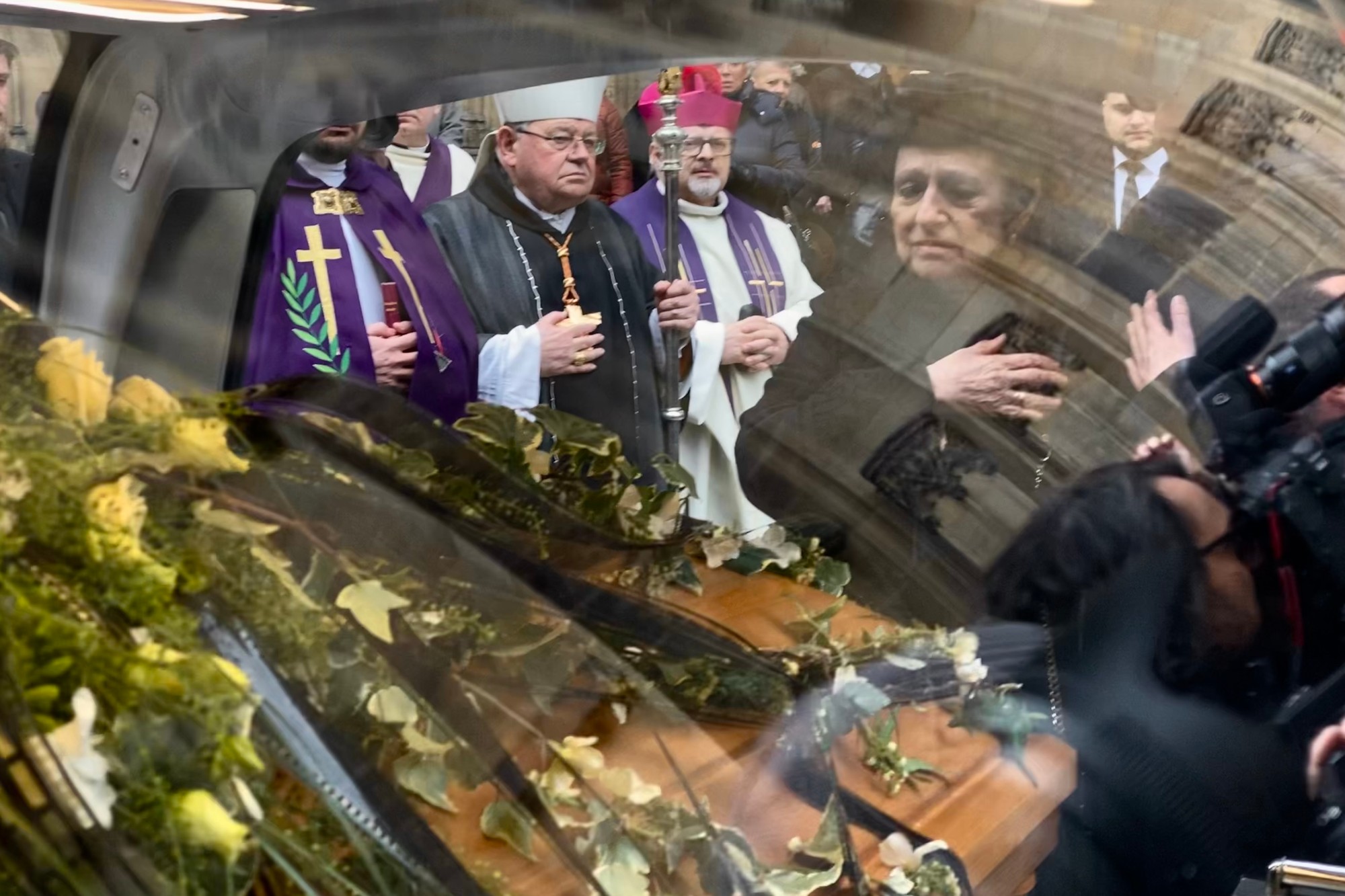 Deana Horváthová-Jakubisková sa lúči so svojím zosnulým manželom pred Katedrálou svätého Víta na Pražskom hrade.