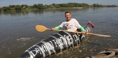 Kajakiem z patyków płynie przez Polskę. Chce pomóc dzieciom