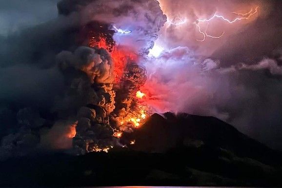 OVO NISU SCENE IZ NAUČNOFANTASTIČNOG FILMA Vulkan eruptirao pet puta za 24 sata, sevaju munje: Hitno se priprema evakuacija 10.000 ljudi (FOTO)