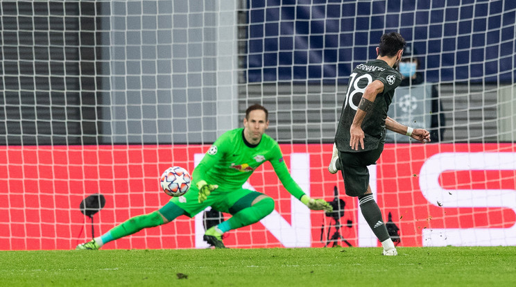 Gulácsi Péter (szemben) a német RB Leipzigben kitűnően véd, több klub is bejelentkezett érte, így például az olasz bajnokság éllovasa is. /Fotó: Getty Images