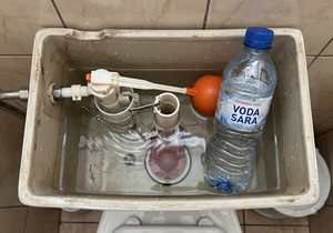 flaša vode u vodokotliću