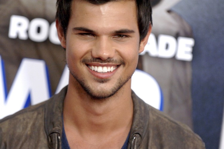 10. Taylor Lautner<br /><br />
22 mln dolarów<br /><br />
Po występach w ekranizacji sagi 'Zmierzch' aktor próbuje swoich sił w innych produkcjach. Lautner zagrał tytułową rolę w 'Abduction' i epizod w 'Grown Ups 2'