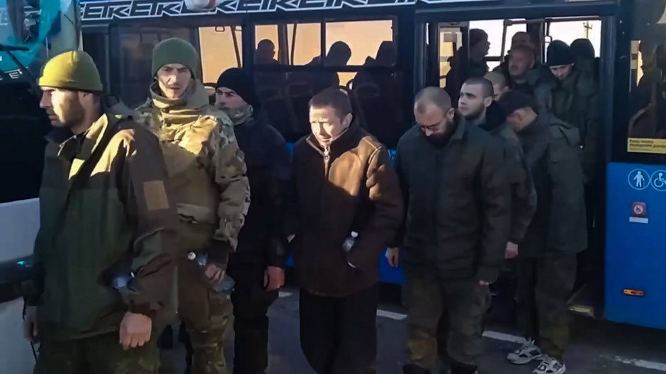 Grupa rosyjskich żołnierzy po uwolnieniu w ramach wymiany więźniów między Rosją a Ukrainą, grudzień 2022 r.
