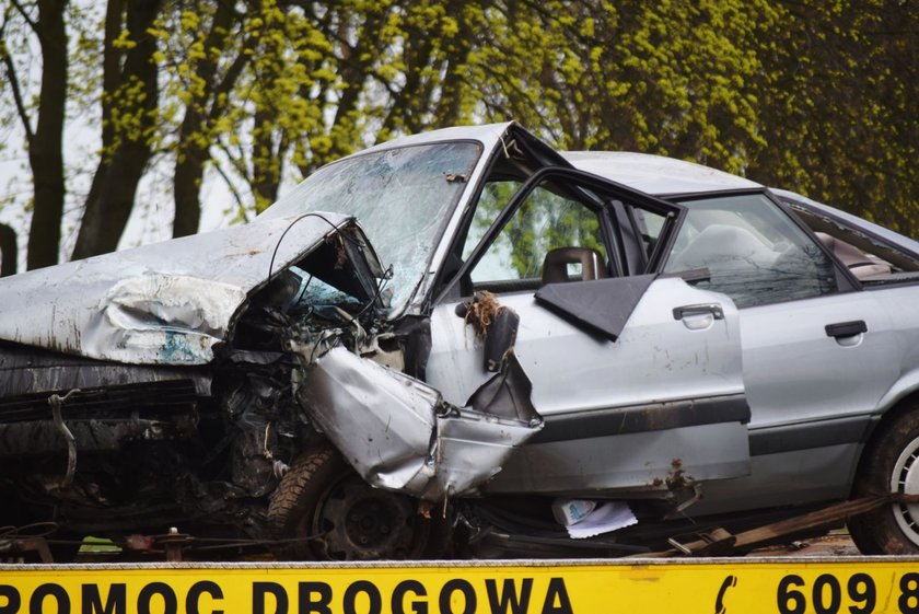 Wypadek pod Głogowem. Auto rozbiło się na drzewie 