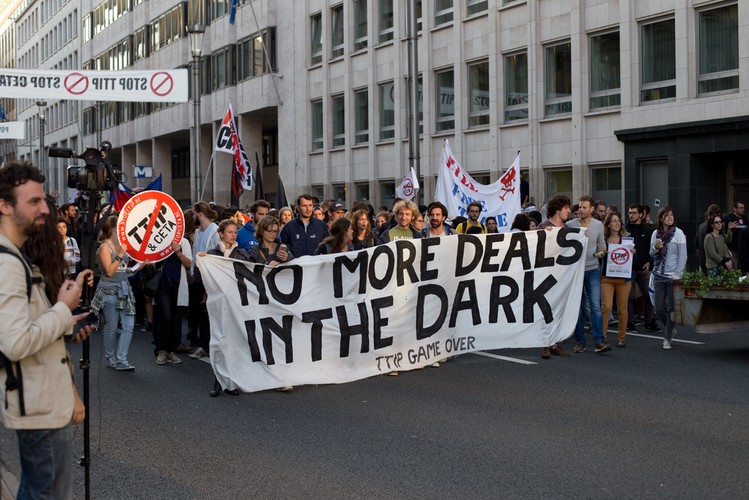 <strong>5. Amerykańskie firmy transgraniczne wejdą do Europy i bez TTIP </strong>
<br><br>
Wielu wydaje się, że firmy kanadyjskie nie są tak agresywne jak amerykańskie, więc CETA nie będzie tak groźna jak TTIP. Niestety, trzeba pamiętać, że niemal każda duża firma USA ma swoją filię w Kanadzie. I przez spółkę córkę wejdzie do Europy. Jest ich ok. 41 000.  Eksperci potwierdzają, że jest to furtka dla firm ze Stanów Zjednoczonych na obejście reguł pochodzenia zawartych w CETA.  <br /><br />
Ponadto ICS w takiej postaci, w jakiej został zapisany w CETA, umożliwi pozywanie krajów europejskich także przez firmy amerykańskie. <br /><br />