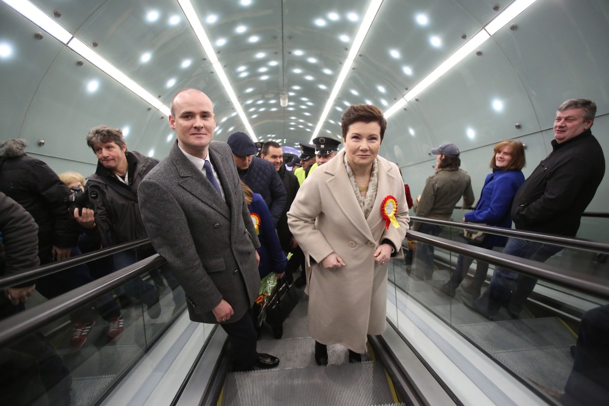 Otwarcie II linii metra PAP/Leszek Szymański Prezydent Warszawy Hanna Gronkiewicz Waltz przypomniała, że budowa metra przebiegała z kłopotami. Musiano poradzić sobie niemal z 600 niewybuchami oraz trudną sytuacją geologiczną.