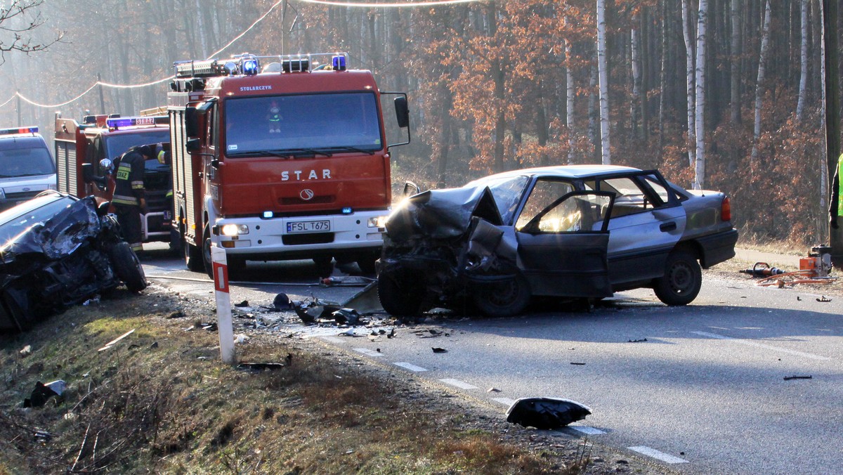 Trzy osoby zginęły we wtorek w wypadku drogowym na trasie wojewódzkiej nr 134 między Radachowem a Ośnem Lubuskim. Doszło tam do zderzenia opla astry i BMW. Droga jest zablokowana - poinformowała Justyna Migdalska z zespołu prasowego lubuskiej policji.