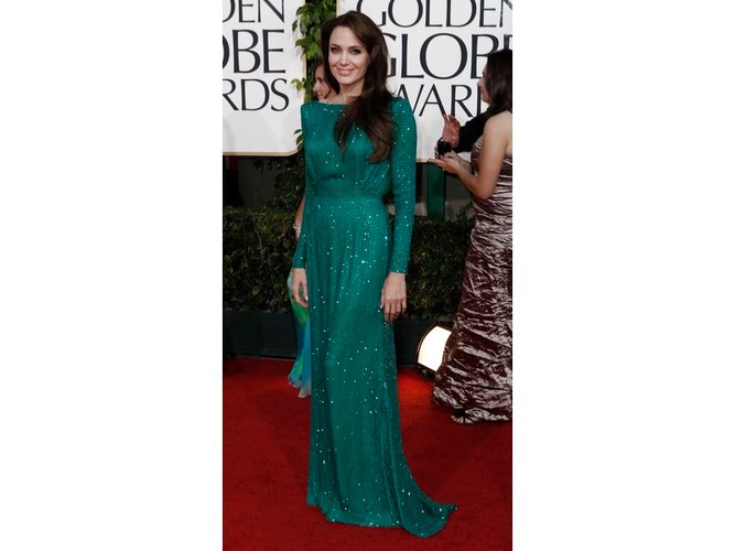 Angelina Jolie wybrała suknię od Versace utrzymaną w swoim ulubionym stylu. Połyskliwa kreacja w modnym kolorze dodała jej dystyngowanej elegancji