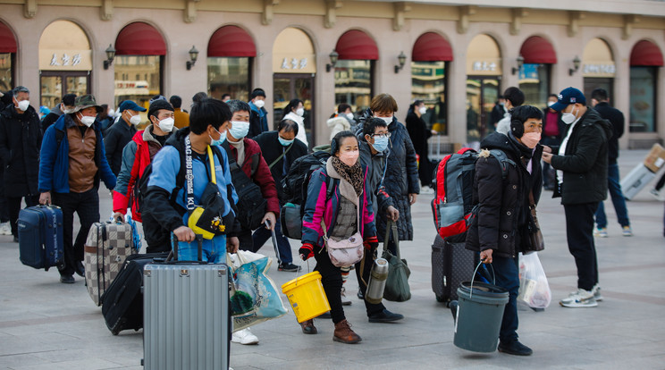 Tömegével utaznak Kínából országszerte Hongkongba és Makaóba nyugati vakcinákért / Fotó: MTI/EPA/WU HAO