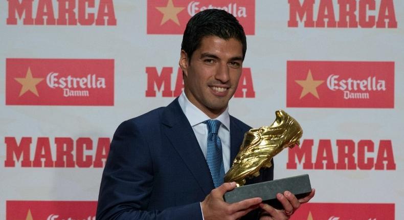 Barcelona's Uruguayan forward Luis Suarez poses after receiving the 2015-2016 Golden Shoe award to the leading goalscorer in league matches from the top division of every European national league, on October 20, 2016 in Barcelona