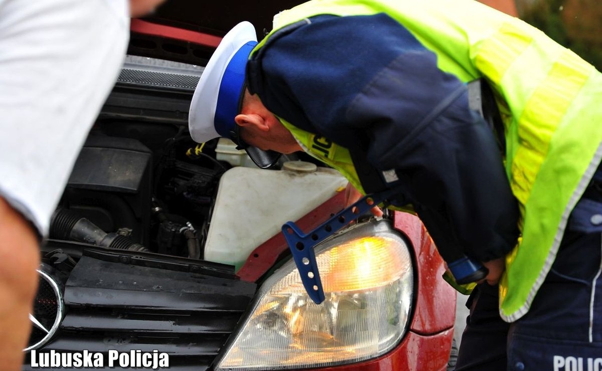 Policjant kontroluje stan techniczny samochodu. Masz takie auto? To nie przejdzie badania technicznego