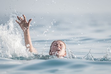 betegség vízbefulladás strand medence vízbiztonság