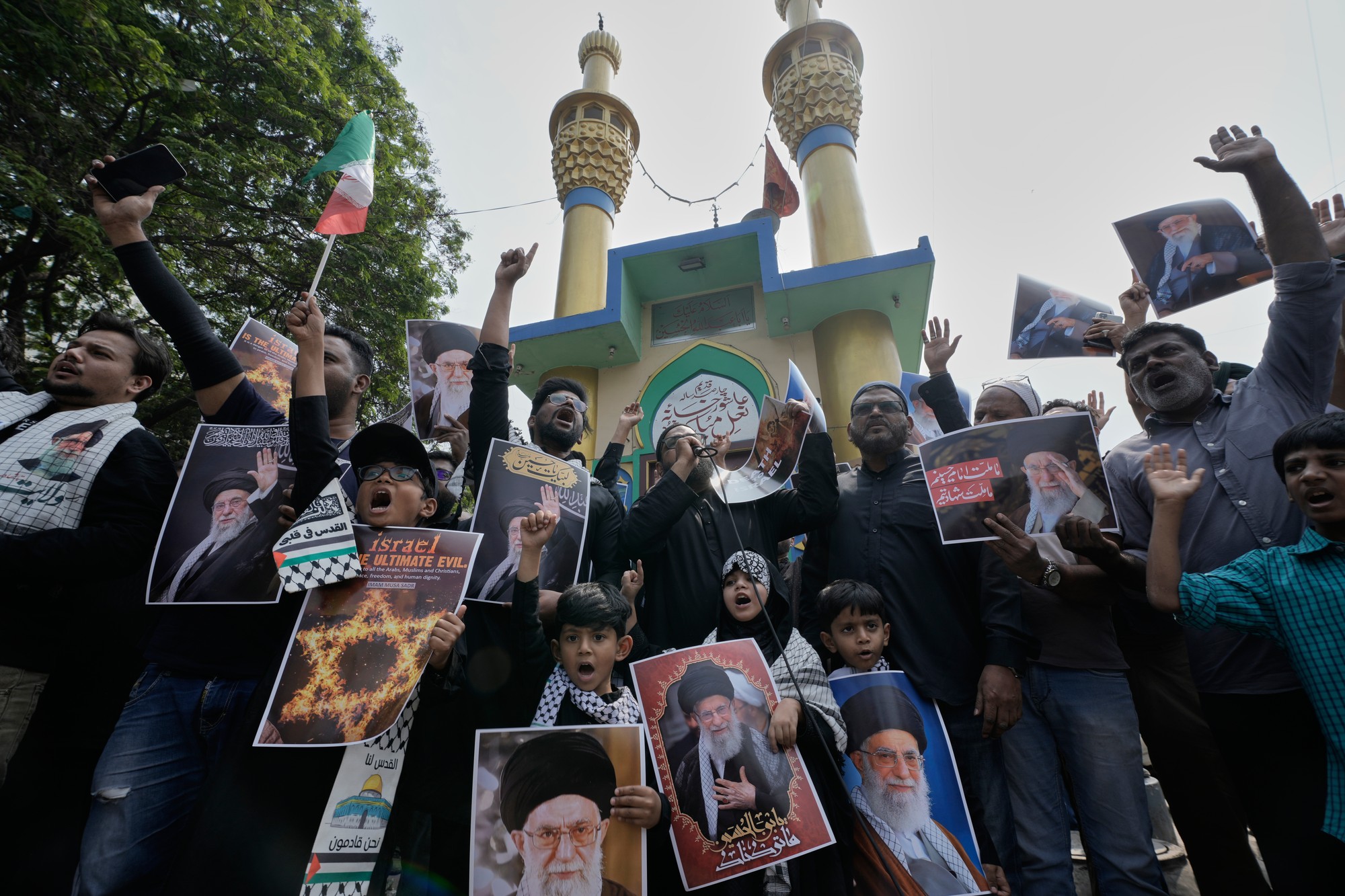 Šiitskí moslimovia držia obraz iránskeho najvyššieho vodcu ajatolláha Alího Chameneího počas protestu proti USA a Izraelu.