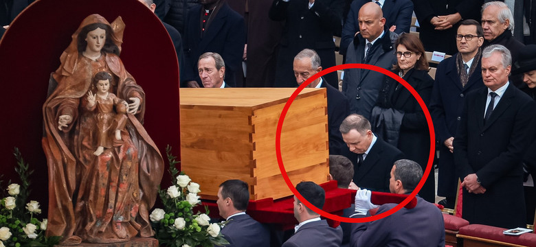 Andrzej Duda na pogrzebie Benedykta XVI. Ten gest wykonał jako jedyny