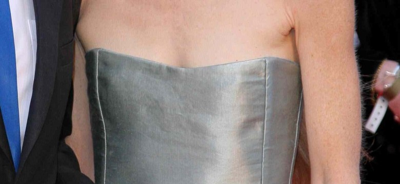 Bez kompleksów: żona Jamesa Camerona w sukni obnażającej płaskie kształty