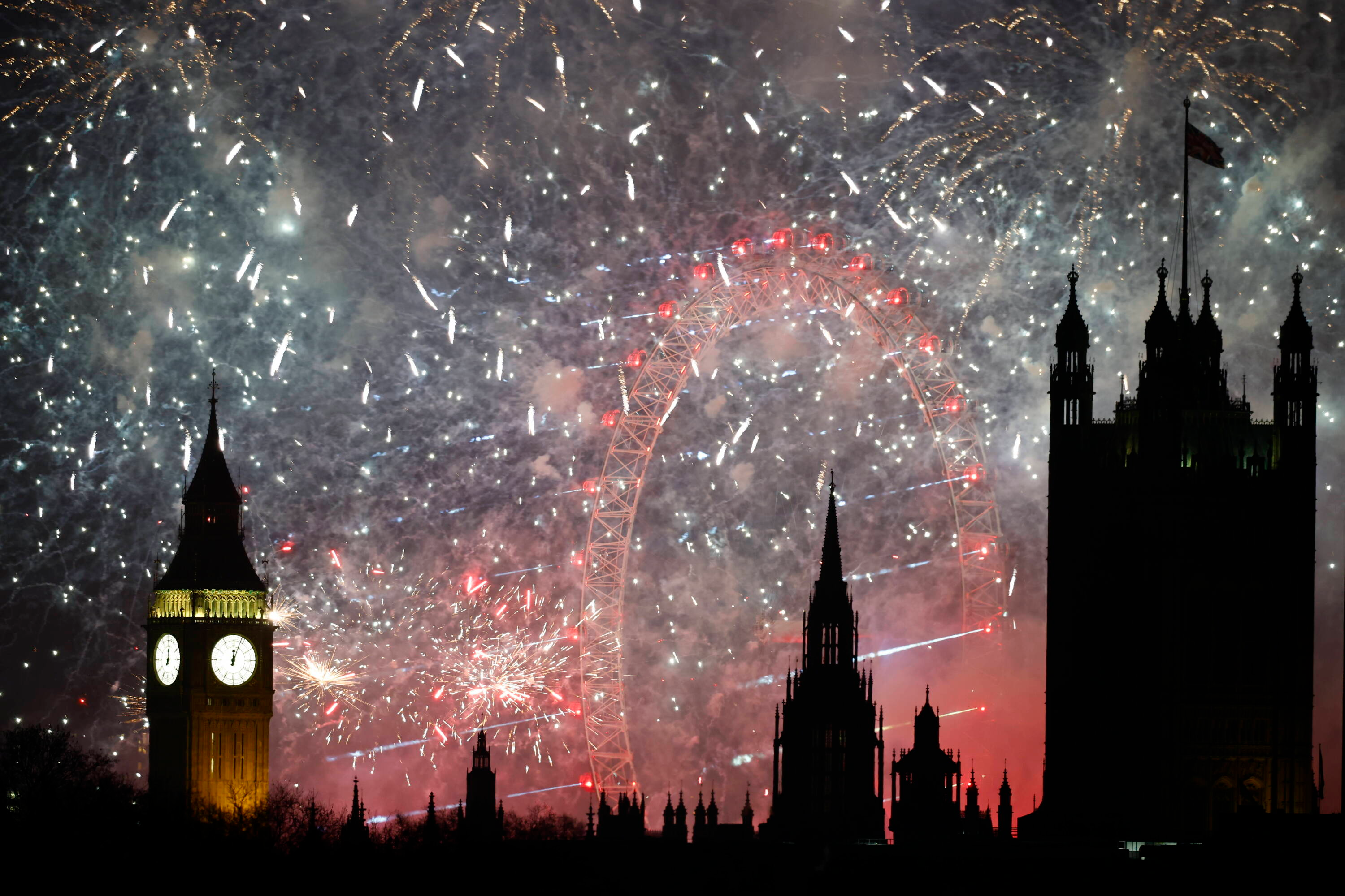 Londyn powitał 2026: 100 tys. ludzi i 12 tys. ogni sztucznych