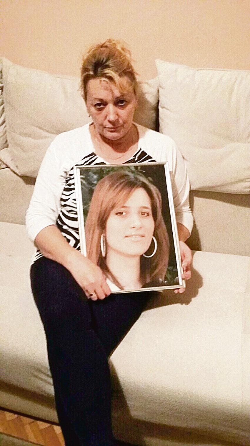 Tanja sa slikom ćerke Maje