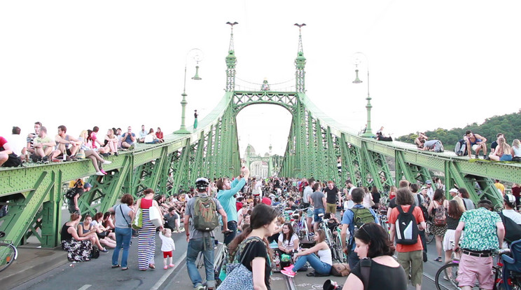 Birtokba vehetik a nyári hétvégéken a fiatalok a Szabadság hidat /Fotó: Blikk