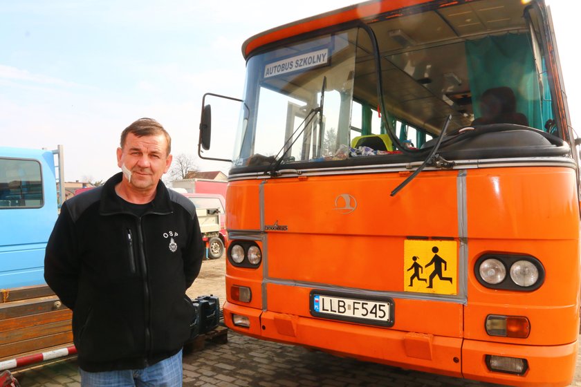 Ptak rozbił szybę w gimbusie