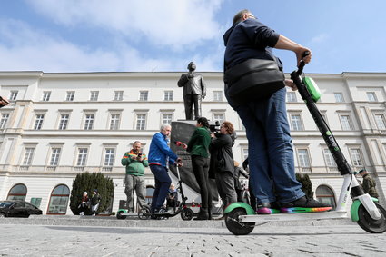 Kierujący hulajnogą powinni dobrowolnie kupić polisę - uważają ubezpieczyciele