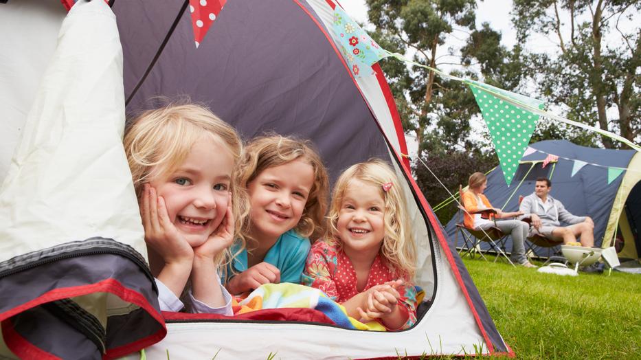 A gyerekeknek hatalmas élmény a hosszú bezártság után a társaikkal találkozni a táborokban / Illusztráció: Shutterstock 