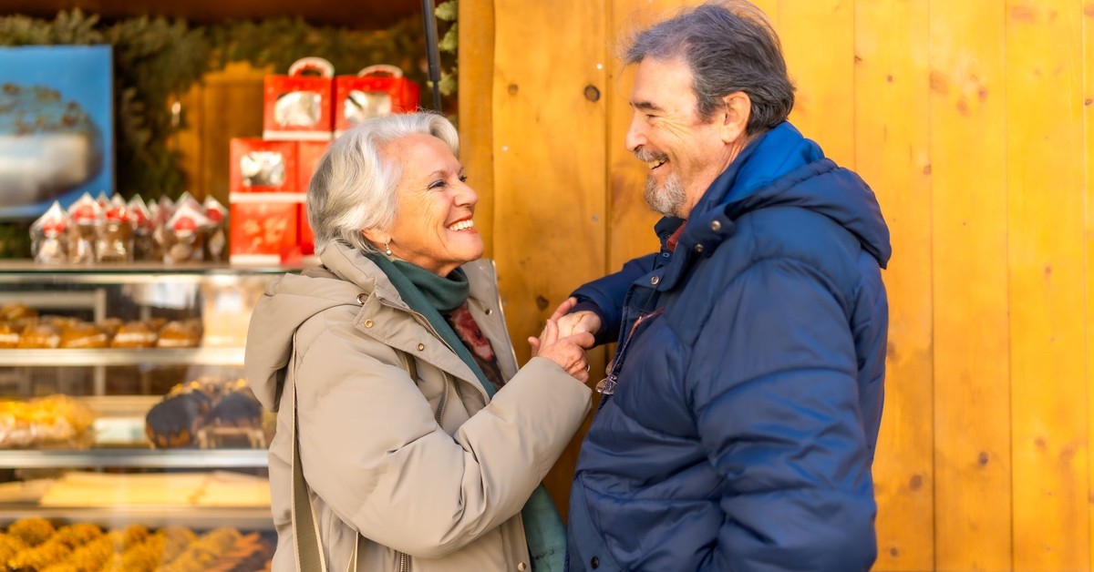 Seniorzy po 60. roku życia mogą płacić mniej - ulgi i zniżki dla osób starszych. Wystarczy okazać kartę