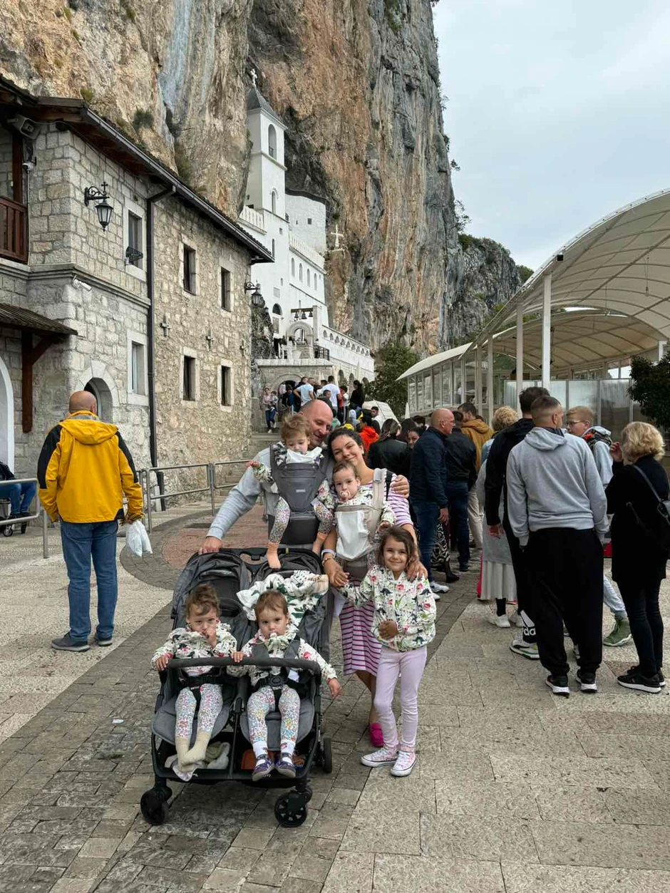  "Išli smo i dva puta na Ostrog prošle godine, na Veliki petak koji smatram našim praznikom jer su rođene na taj dan", kažu Đorđe i Marija.