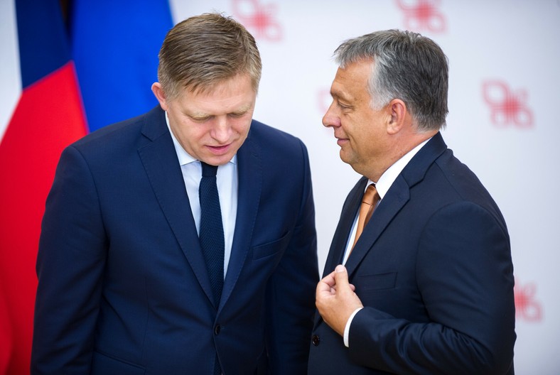Robert Figo and Viktor Orban at the 2016 Visegrad Group of Heads of Government meeting.