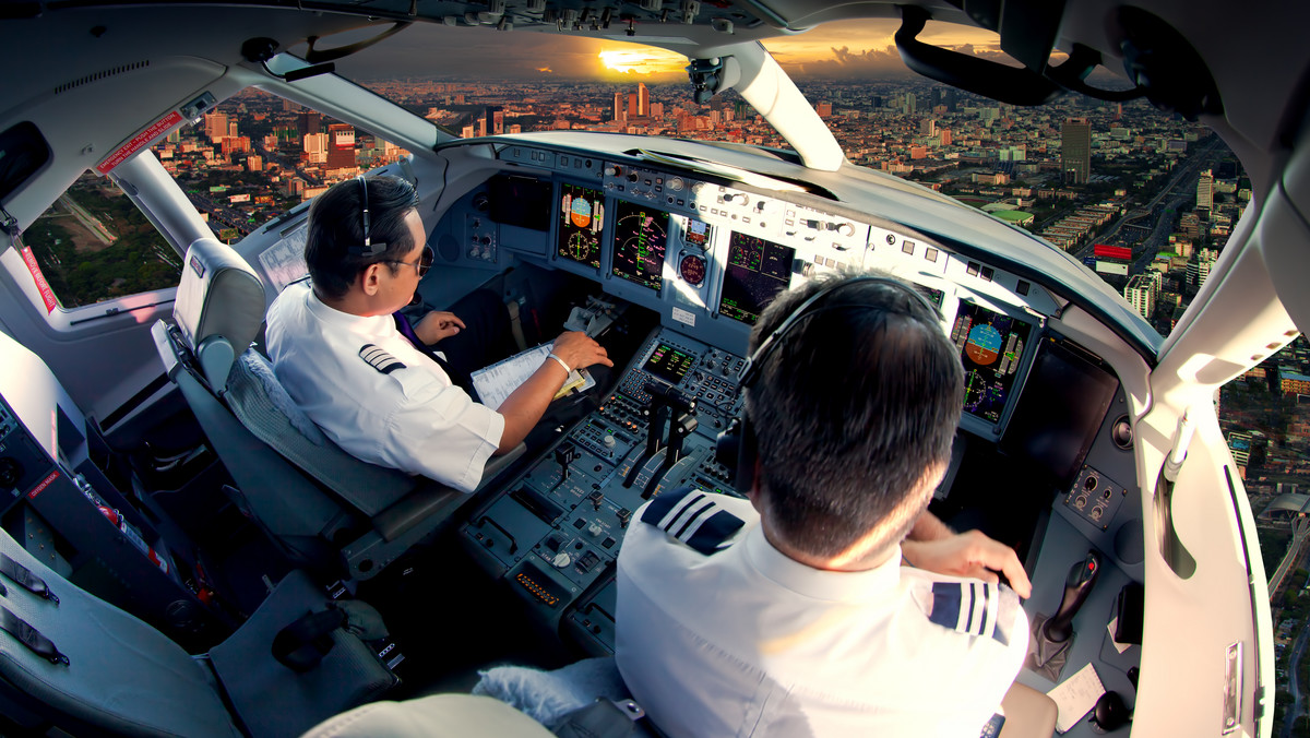 Podczas lotu linii American Airlines z Dallas do Albuquerque zmarł pilot. Na szczęście cała sytuacja dobrze się skończyła, a drugi pilot wylądował samodzielnie.