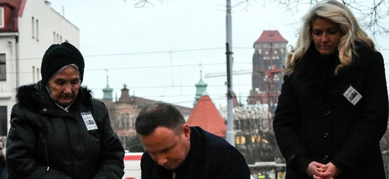 Prezydent złożył kwiaty pod pomnikiem A.Browarczyka. Podziękował też kibicom