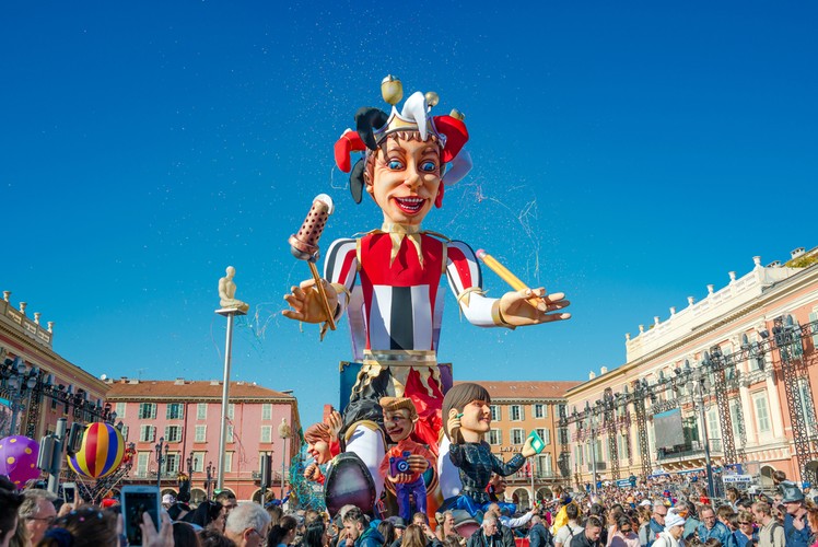 <strong> 11-26 luty: Karnawał w Nicei </strong>
<br><br>Wzorowany był na karnawale w Wenecji, choć przesłanki do jego organizacji były mniej szlachetne – chodziło po prostu o to, by zapewnić rozrywkę zimującej na Riwierze burżuazji. Atrakcji jest jednak mnóstwo i każdy będzie się tam dobrze bawić.
Na czas karnawału ulice zapełniają się ludźmi w maskach i kolorowych kostiumach, ale jest też coś, czego w Wenecji nie znajdziemy – kukły. Od tej przedstawiającej Króla Karnawału rozpoczyna się cała zabawa. Towarzyszy mu oczywiście Królowa Karnawału, ale olbrzymich postaci zobaczymy podczas parady naprawdę wiele. Do najważniejszych punktów imprezy należy Parada Światła – Corso, oraz Bitwa Kwiatowa - Bataille de Fleurs. Obie odbywają się na Promenadzie Anglików.
Parada Światła odbywa się głównie na Placu Massena. Co roku dla publiczności przygotowuje się tam ogromne trybuny z których można podziwiać pochód kukieł, rydwanów, przebierańców i tancerzy. Wszystko oprawione doskonałą muzyką i iluminacją świetlną. 
Kwiatowa bitwa jest nie mniej spektakularna. Zabawa zaczyna się popołudniu, kiedy to na ulice miasta wyjeżdżają platformy udekorowane ogromną ilością kwiatów. Jadący nimi kolorowi przebierańcy rzucają kwiatami w uczestników. Widzowie chwytają je i wyrzucają w powietrze, co tworzy wspaniały efekt nadający obchodom wyjątkowej energii. 
Fantastyczne parady i pachnąca kwiatowa bitwa sprawiają, że nicejski festiwal jest jednym z najlepszych tego typu wydarzeń na całym świecie. Warto wspomnieć, że co roku zmienia się motyw przewodni imprezy. W tym roku królować będzie hasło: Król Energii. <br><br>
źródło: http://r.pl/