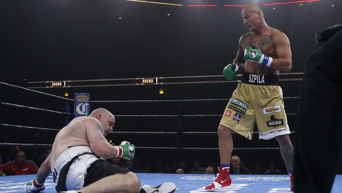 Artur Szpilka udanie powrócił do ringu w USA i znokautował w drugiej rundzie na gali w Chicago Ty'a Cobba. "Szpila" był w tej walce bokserem o kilka klas lepszym i nie pozostawił rywalowi żadnych złudzeń. Polak już w pierwszej rundzie posłał przeciwnika na deski, a w odsłonie numer dwa zakończył pojedynek. Ciężko jednak napisać wiele o formie "Szpili", owszem był dynamiczny, skuteczny i nie popełnił żadnego błędu, ale to przede wszystkim jego rywal nie pokazał w ringu absolutnie nic interesującego.