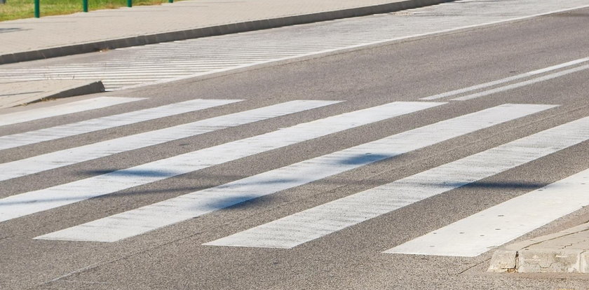 84-latek nie zauważył, że potrącił kobietę. Pojechał dalej