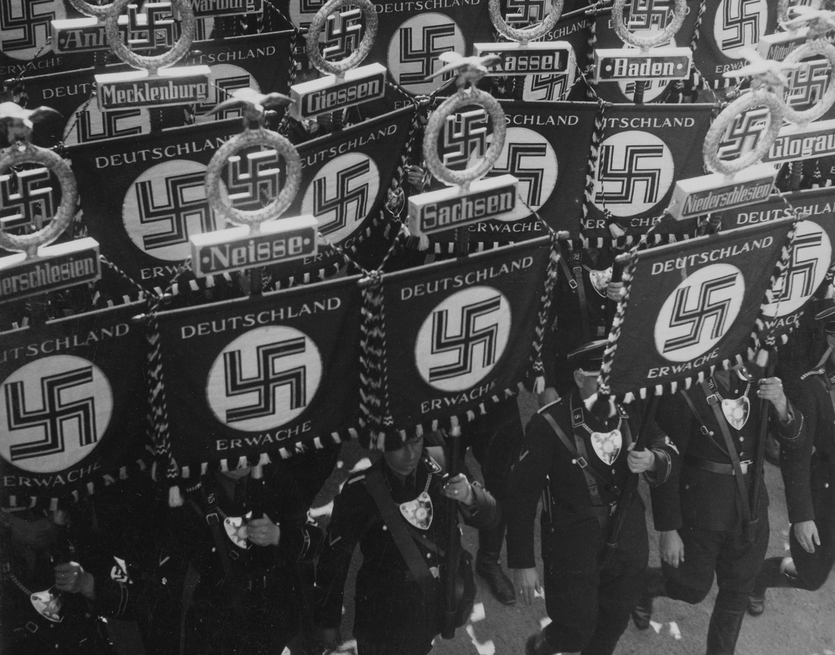 Hasło "Deutschland erwache" na sztandarach zwolenników Hitlera