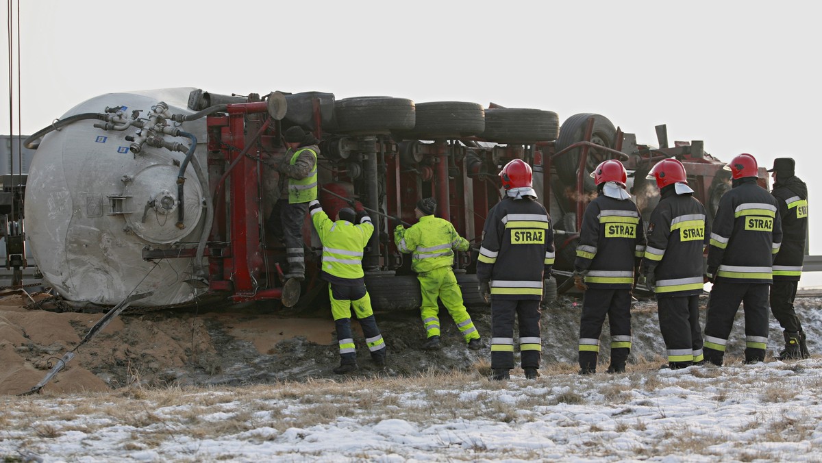 Dolnośląski odcinek autostrady A4 jest już przejezdny w obu kierunkach - poinformowała GDDKiA. Trasa była zablokowana po tym, jak w nocy z piątku na sobotę zderzyło się na niej pięć ciężarówek i cztery samochody osobowe.