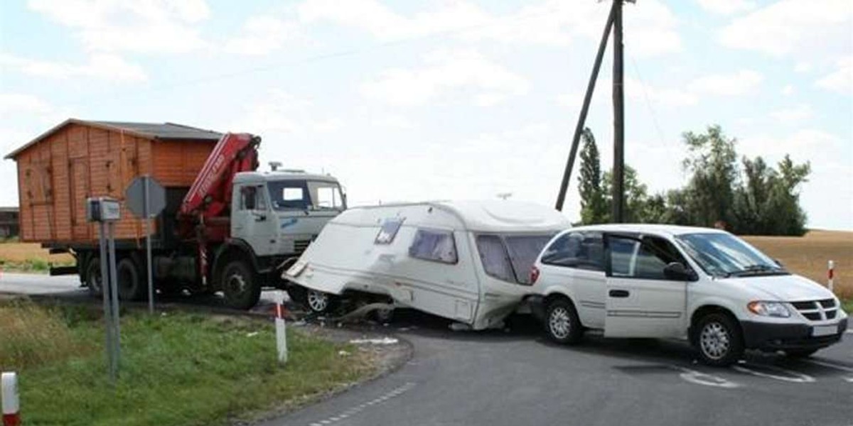 Ale wypadek! BMW wjechało do przyczepy kempingowej! FOTO