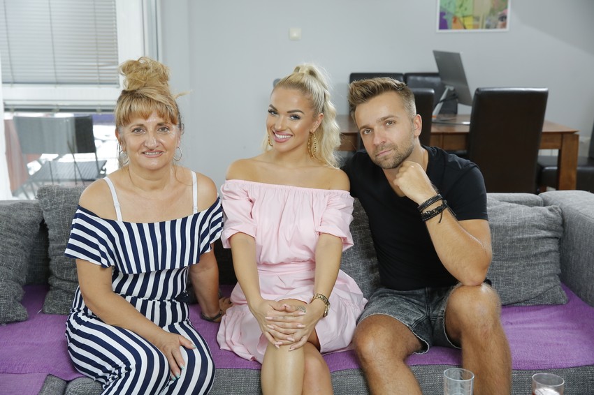 Teodora sa majkom i bratom