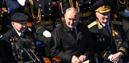 Putin siedział na paradzie między dwoma "weteranami". Odkryto, kim naprawdę są ci staruszkowie