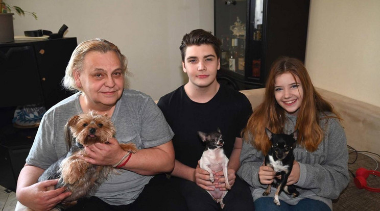 Terry Black fia, Dani és lánya, Fanny úgy döntöttek, hogy apjuk halála után sem költöznek vissza Magyarországra