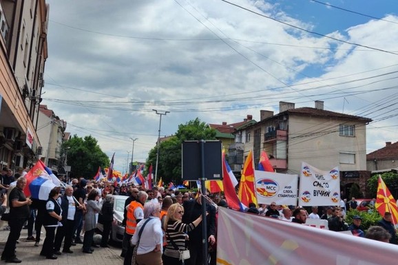 SKUP U MAKEDONIJI Više hiljada ljudi u Kumanovu na skupu podrške Vučiću, i u Beogradu transparenti "Srbija pobeđuje" (FOTO)