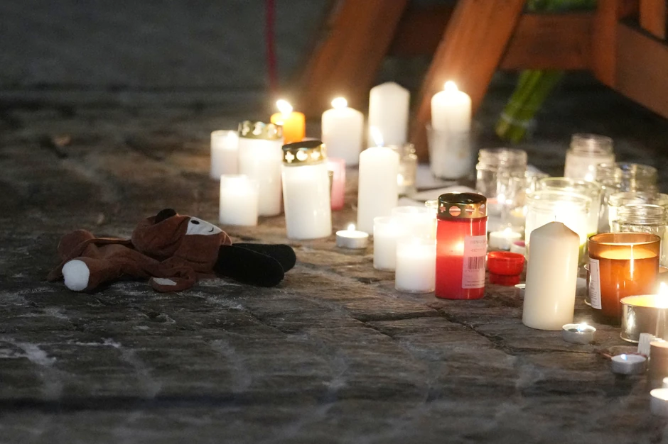 Ljudi odaju požtu žrtvama požara u Krans-Montani