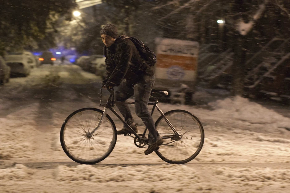 Mladić vozi bicikl po snegu u Džerzi Sitiju