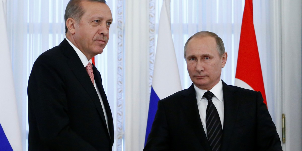 Russian President Vladimir Putin shakes hands with Turkish President Tayyip Erdogan during a news conference following their meeting in St. Petersburg, Russia, August 9, 2016.