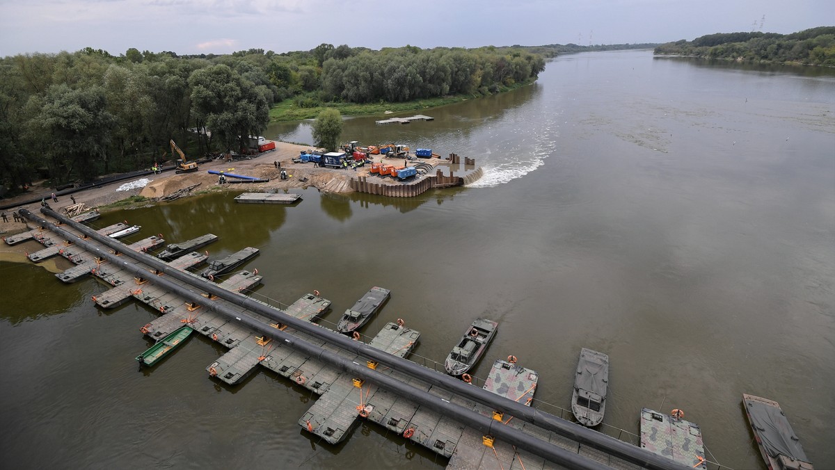 Awaria "Czajki": Demontaż mostu pontonowego. Ścieki znów spłyną do Wisły