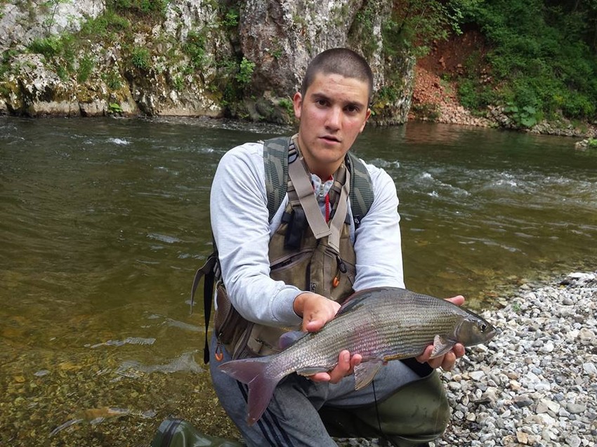 Srebrni lepotan: Prelep primerak lipljena ulovljen u kanjonu reke