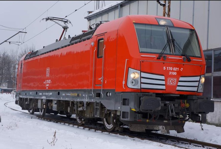 Rzeczywiście, podobieństwa są, chociaż DB Schenker sięga po czerwony kolor odważniej, pokrywając nim prawie całe lokomotywy. Ten sam producent, Siemens, zakończył w tym roku dostawy 23 vectronów dla przewoźnika DB Schenker Rail Polska, czyli konkurenta PKP Cargo. To jednak pojazdy w wersji jednosystemowej, które mogą jeździć w Polsce i północnej części Czech, czyli pod napięciem 3 kV DC.