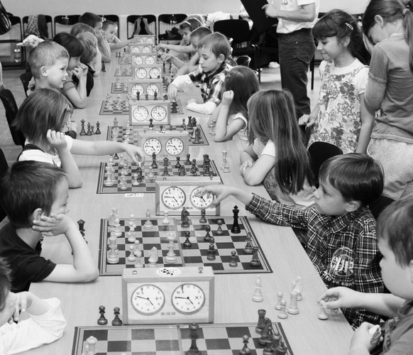 Pierwsza w Poznaniu impreza szachowa, na której swoim talentem szachowym mogły popisać się przedszkolaki. Fotografia Mateusza Dopierały otrzymała Nagroda Banku Zachodniego WBK ósmej edycji konkursu fotografii prasowej BZ WBK Press Foto 2012.