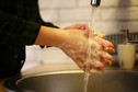Po trzecie: mycie rąk zbyt często może mieć efekt odwrotny od oczekiwań. Z nadgorliwością nie ma żartów 