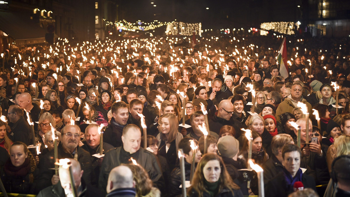 15-20 tys. osób zebrało się dziś przed francuską ambasadą w Kopenhadze, by oddać hołd ofiarom piątkowych zamachów terrorystycznych w Paryżu - poinformował duński premier Lars Lokke Rasmussen.